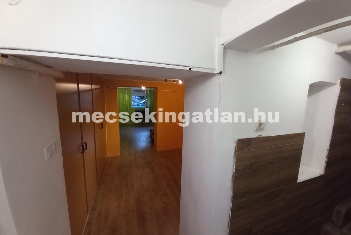 Pécsett a Szilágyi Dezső utcában téglalakás kertkapcsolattal kiadó!