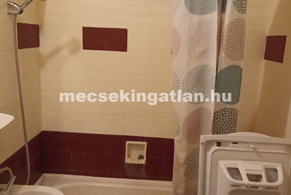 Pécsett a Kodály Zoltán utcában első emeleti lakás erkéllyel kiadó!