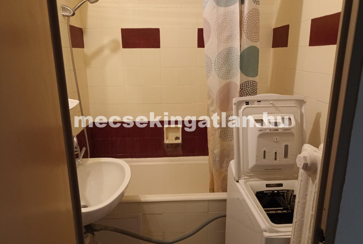 Pécsett a Kodály Zoltán utcában első emeleti lakás erkéllyel kiadó!