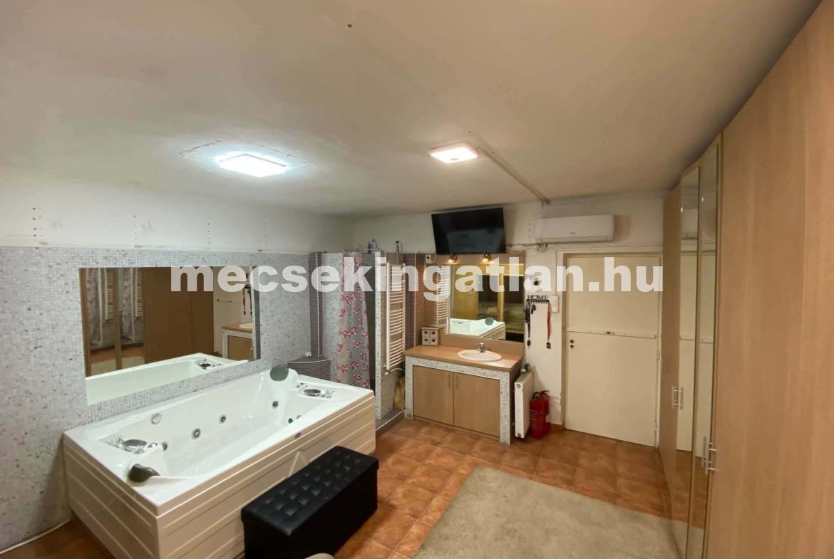 Pécsett a Jurisics Miklós utcában panorámás téglalakás tágas terasszal kiadó!