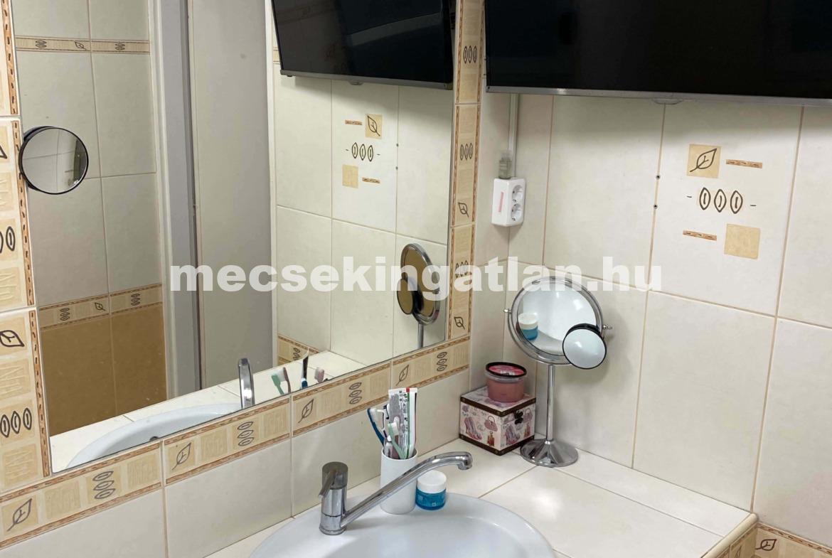 Pécsett a Jurisics Miklós utcában panorámás téglalakás tágas terasszal kiadó!