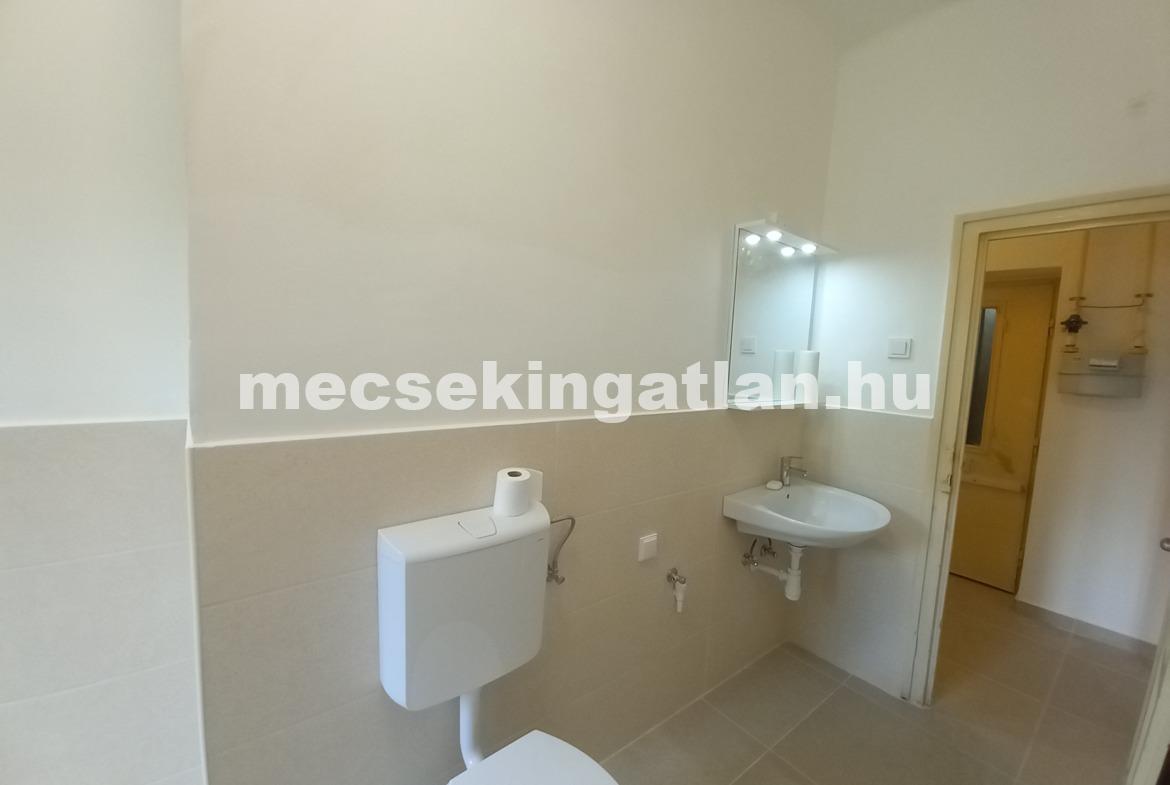 Pécsett a Feketegyémánt téren felűjított 2. emeleti bútorozatlan téglalakás kiadó!