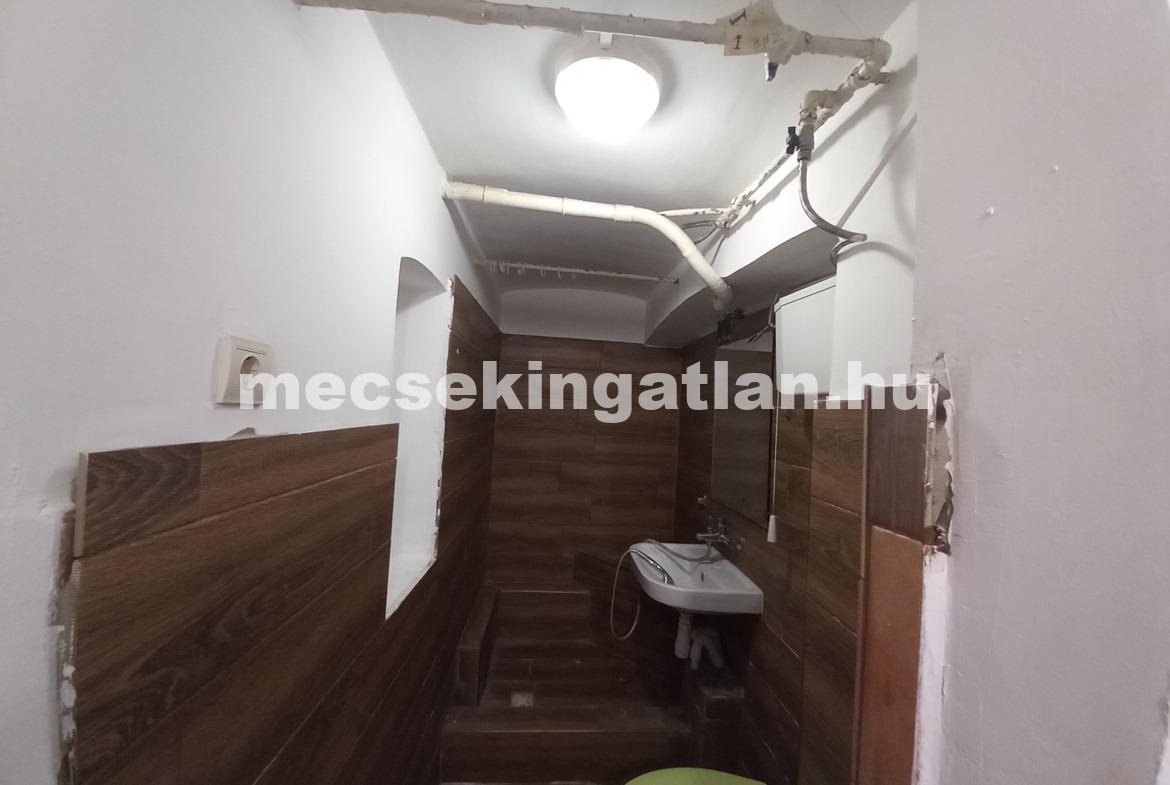Pécsett a Szilágyi Dezső utcában téglalakás kertkapcsolattal kiadó!