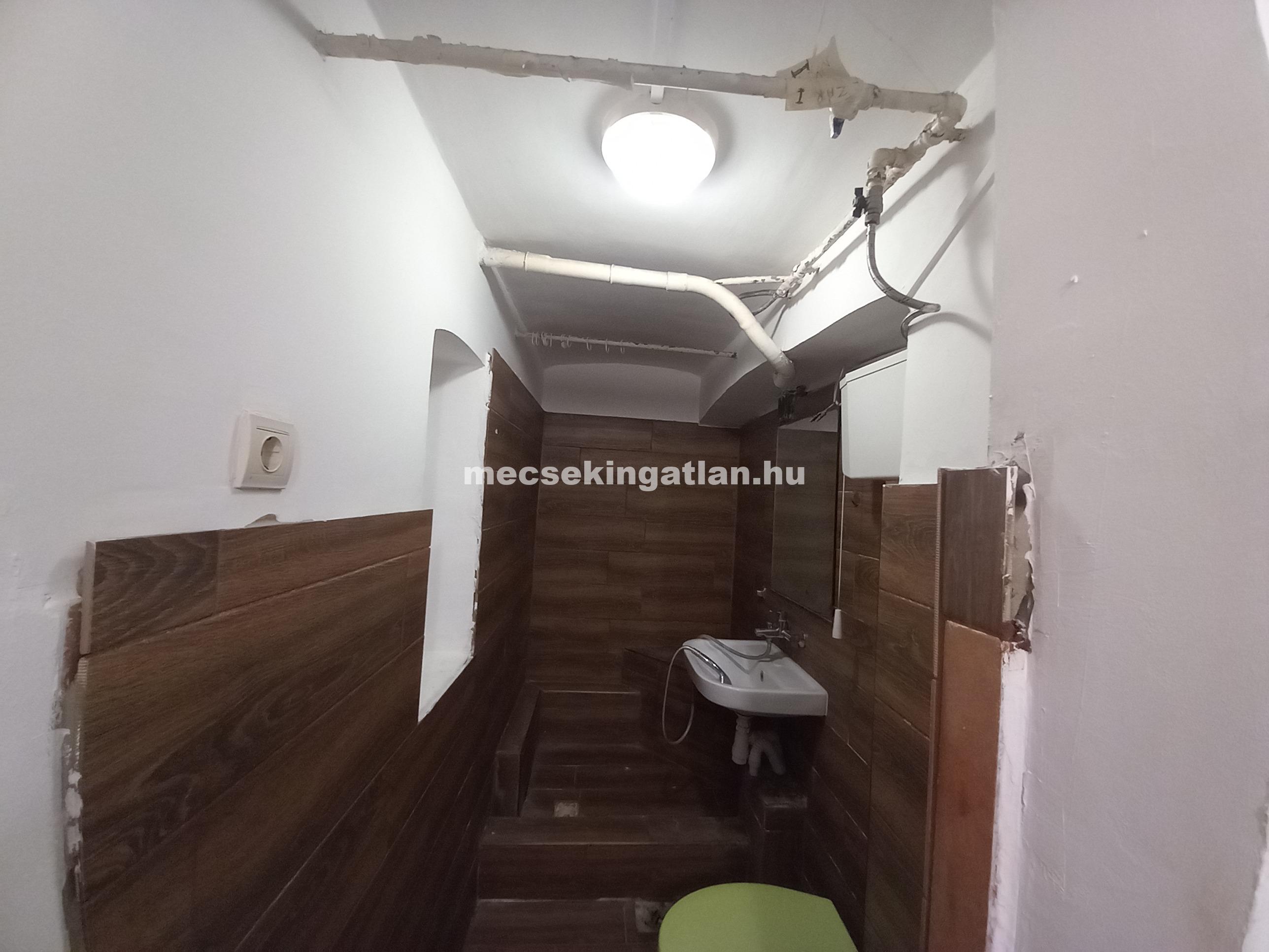 Pécsett a Szilágyi Dezső utcában téglalakás kertkapcsolattal kiadó!