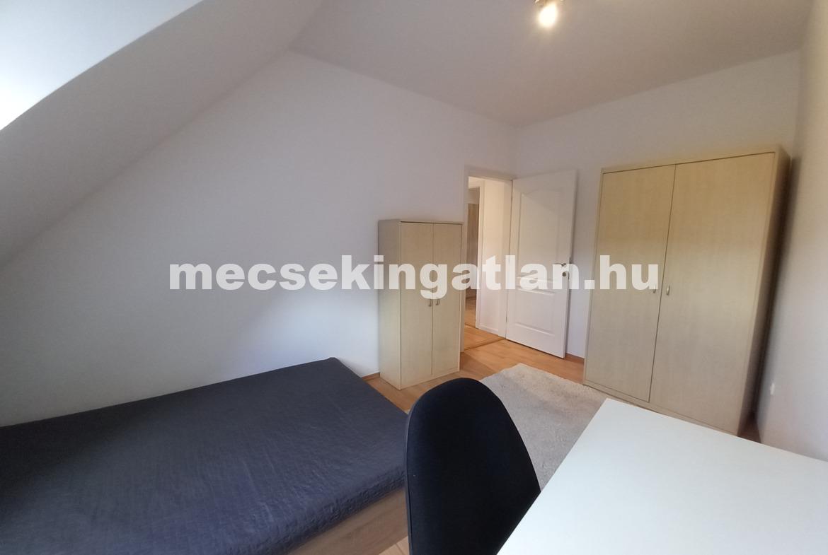 Pécs belvárosában a Zsinkó István utcában igényes második emeleti téglalakás kiadó!