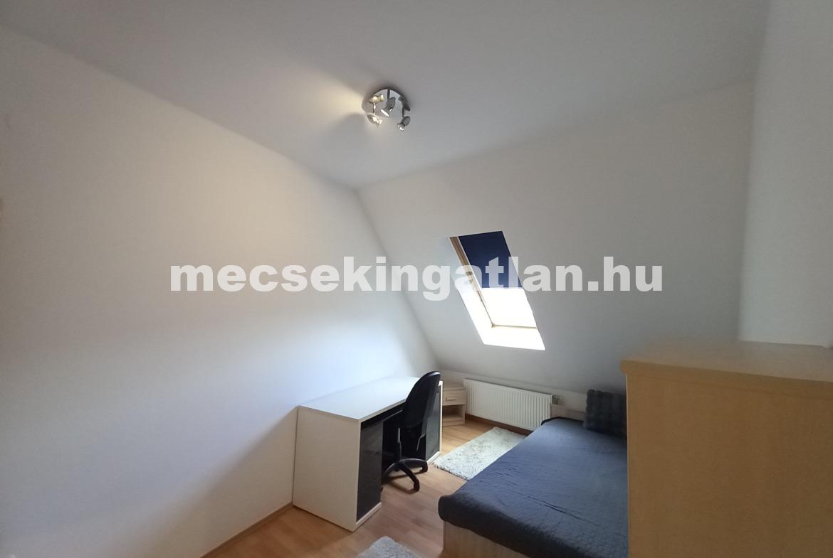 Pécs belvárosában a Zsinkó István utcában igényes második emeleti téglalakás kiadó!