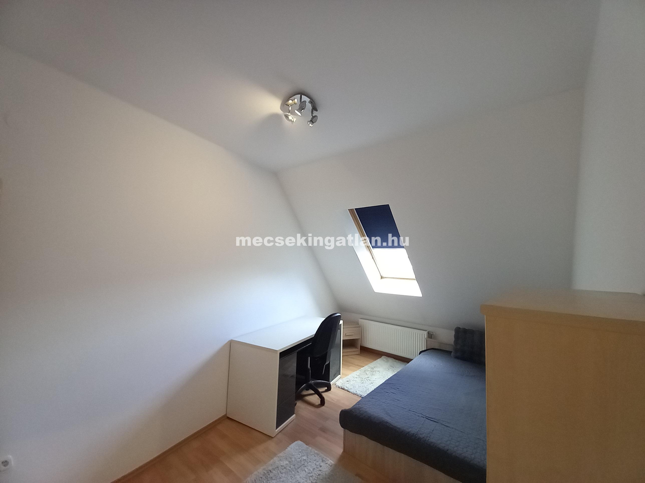 Pécs belvárosában a Zsinkó István utcában igényes második emeleti téglalakás kiadó!