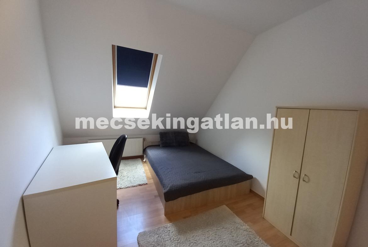 Pécs belvárosában a Zsinkó István utcában igényes második emeleti téglalakás kiadó!