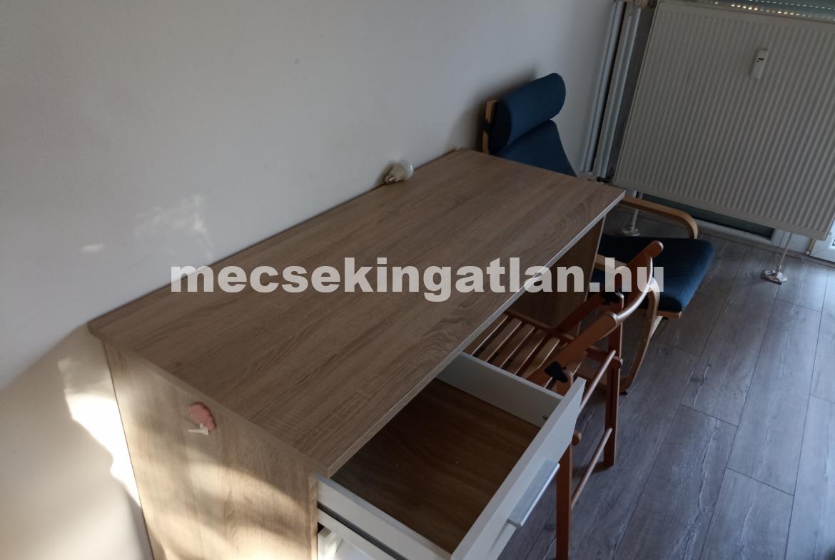 Pécsett a Kodály Zoltán utcában első emeleti lakás erkéllyel kiadó!