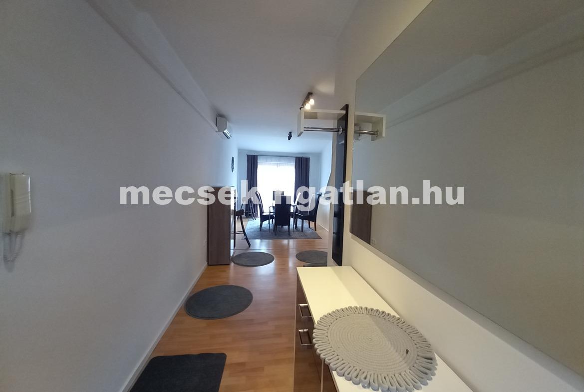 Pécs belvárosában a Zsinkó István utcában igényes második emeleti téglalakás kiadó!