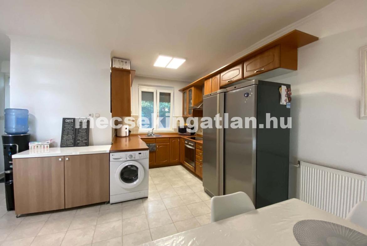 Pécsett a Jurisics Miklós utcában panorámás téglalakás tágas terasszal kiadó!