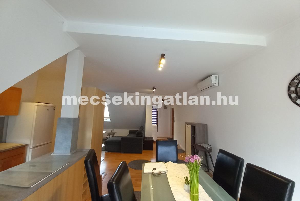 Pécs belvárosában a Zsinkó István utcában igényes második emeleti téglalakás kiadó!