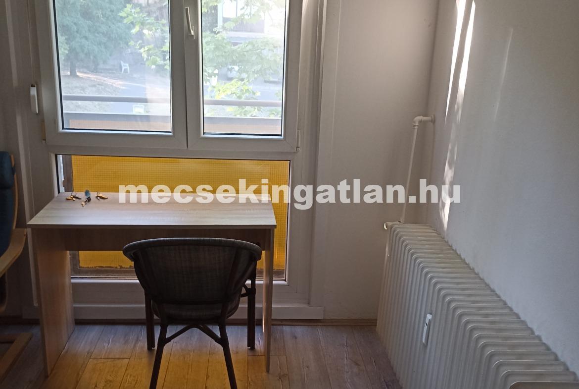 Pécsett a Kodály Zoltán utcában első emeleti lakás erkéllyel kiadó!