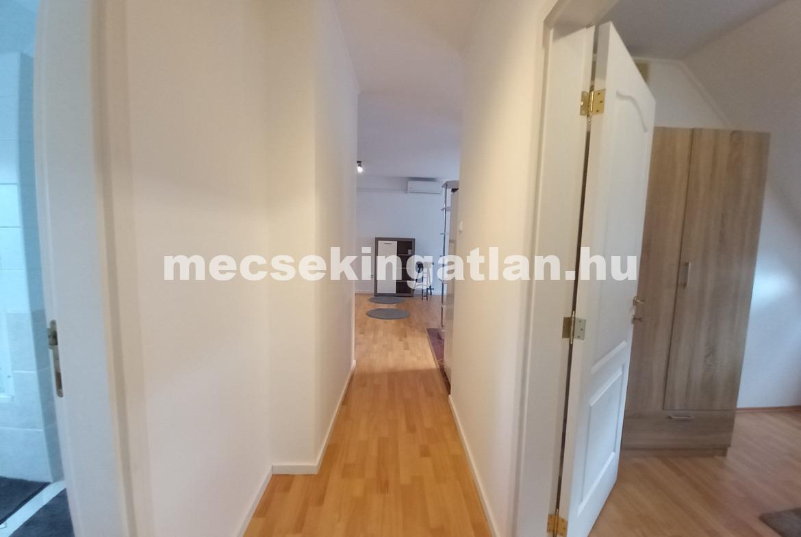 Pécs belvárosában a Zsinkó István utcában igényes második emeleti téglalakás kiadó!