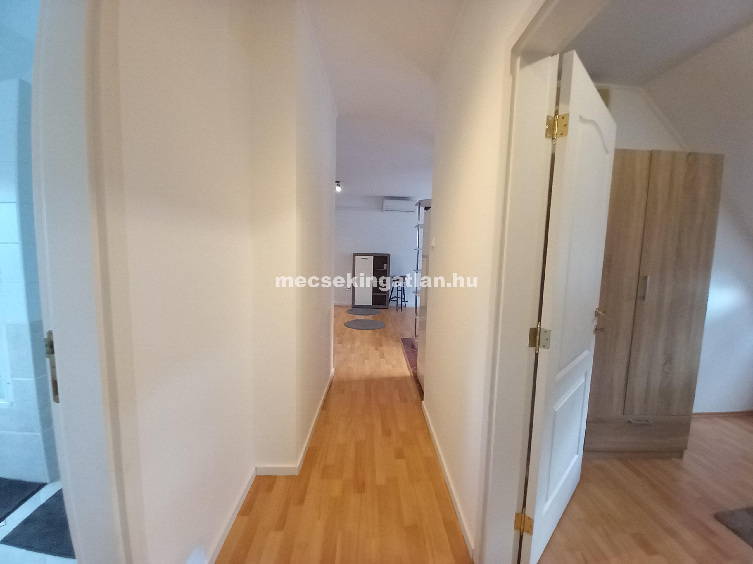 Pécs belvárosában a Zsinkó István utcában igényes második emeleti téglalakás kiadó!