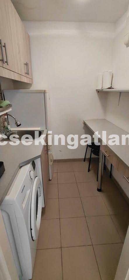 Pécsett a Kórház téren első emeleti garzon téglalakás kiadó!