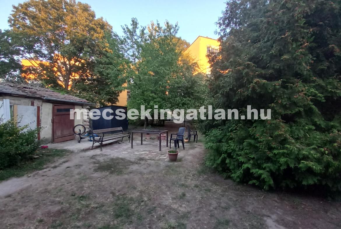 Pécsett a Szilágyi Dezső utcában téglalakás kertkapcsolattal kiadó!
