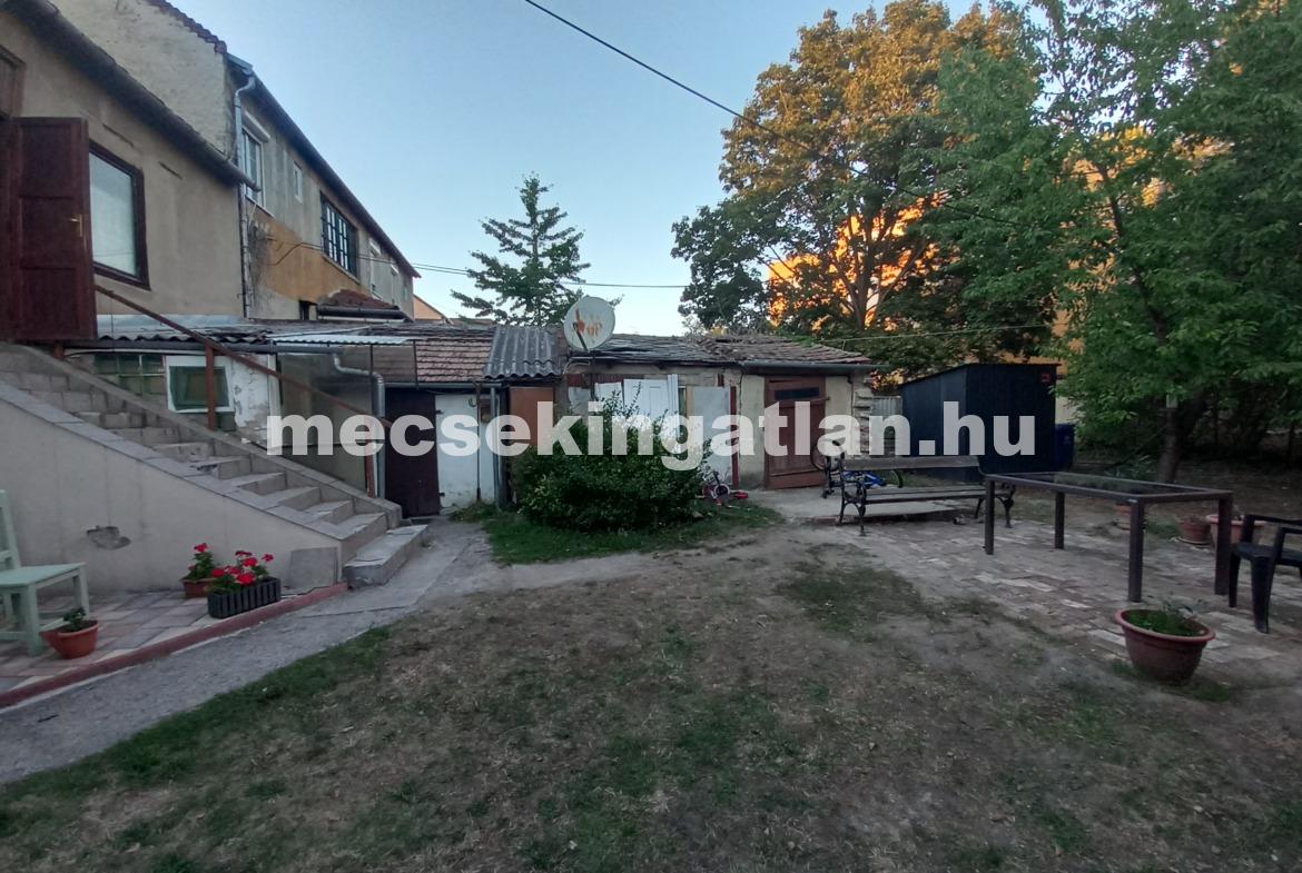 Pécsett a Szilágyi Dezső utcában téglalakás kertkapcsolattal kiadó!