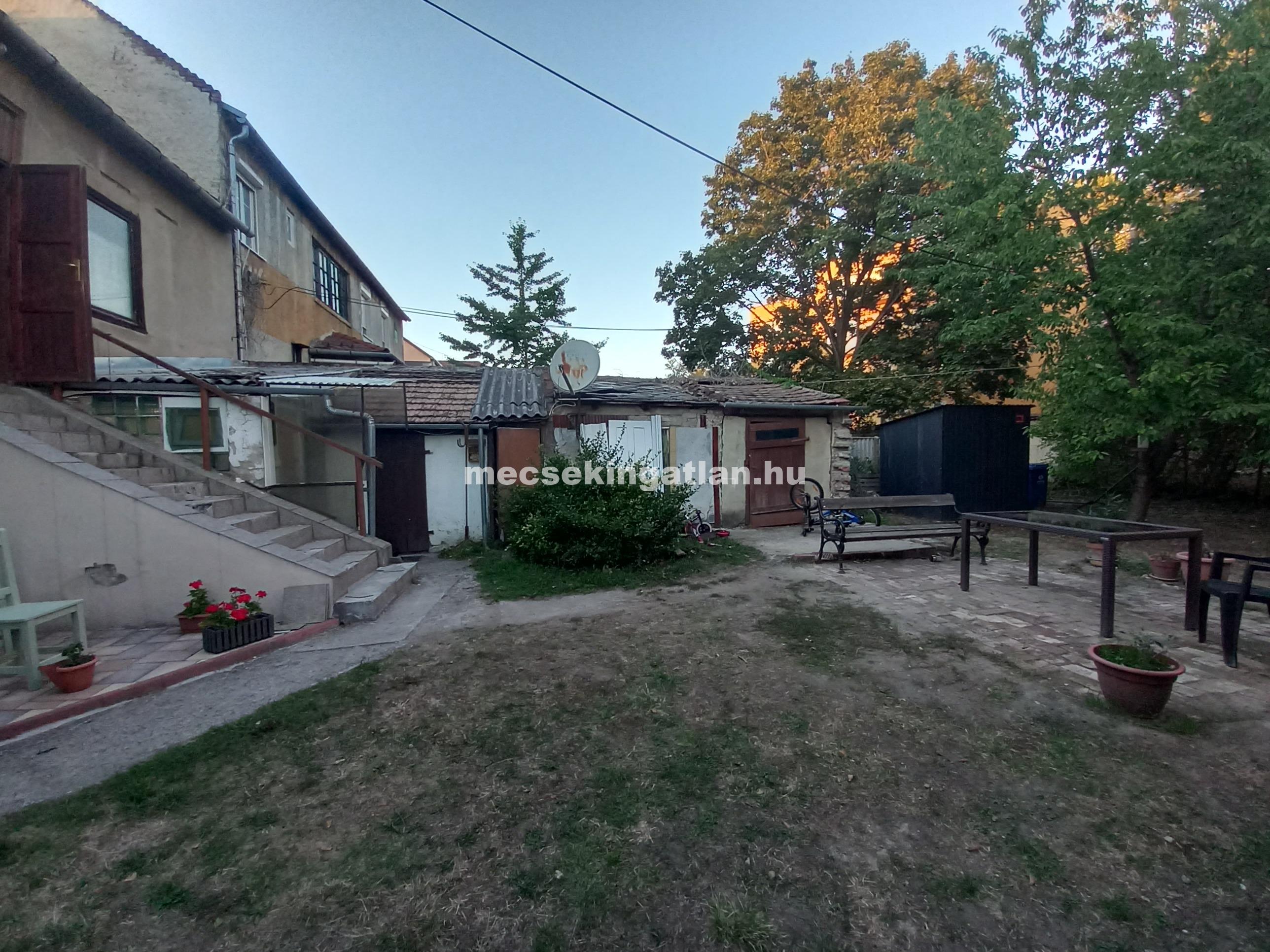 Pécsett a Szilágyi Dezső utcában téglalakás kertkapcsolattal kiadó!