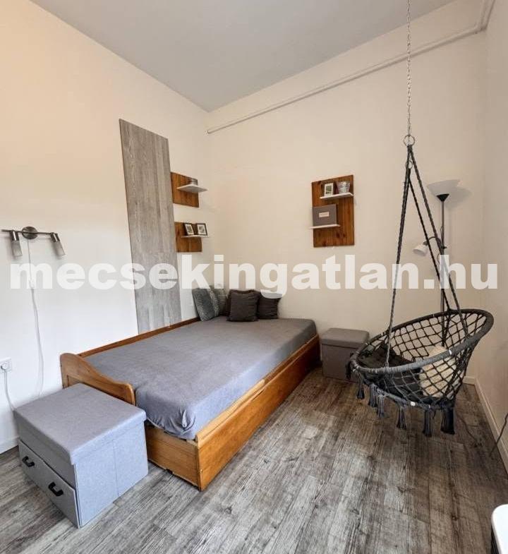 Pécs belvárosában a Lenke utcában földszinti, felújított, belső kertkapcsolatos téglalakás kiadó!