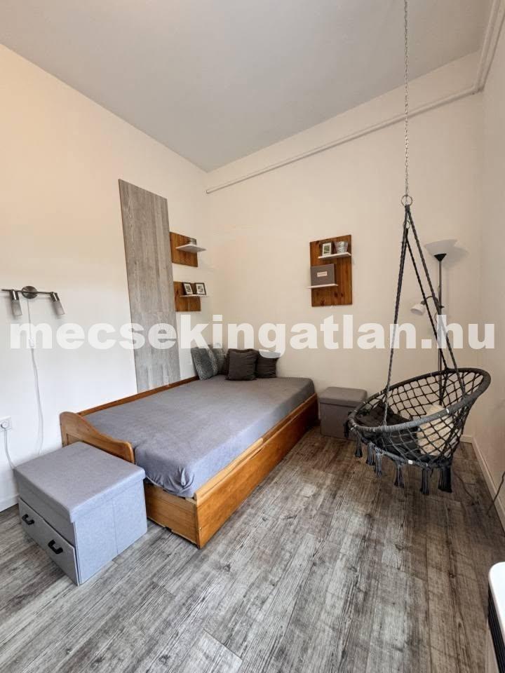 Pécs belvárosában a Lenke utcában földszinti, felújított, belső kertkapcsolatos téglalakás kiadó!