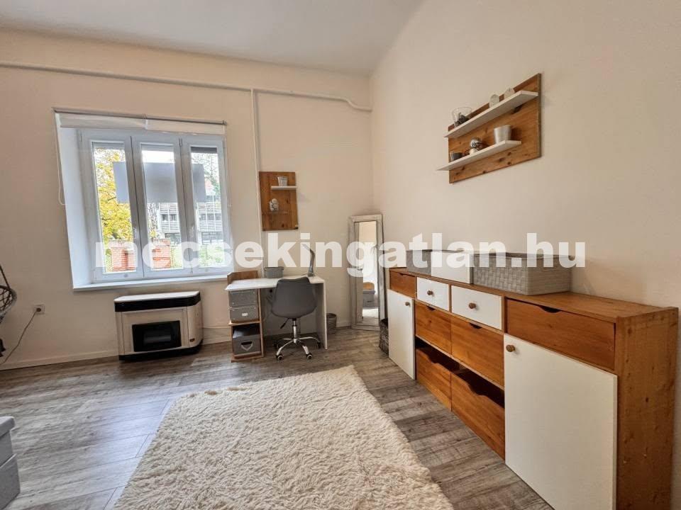 Pécs belvárosában a Lenke utcában földszinti, felújított, belső kertkapcsolatos téglalakás kiadó!