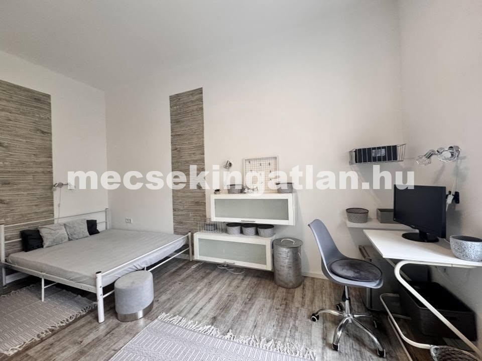 Pécs belvárosában a Lenke utcában földszinti, felújított, belső kertkapcsolatos téglalakás kiadó!