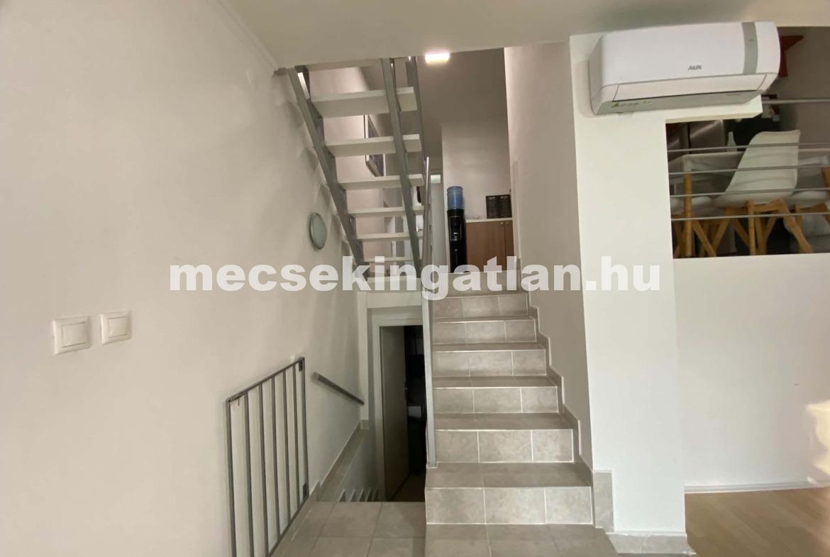 Pécsett a Jurisics Miklós utcában panorámás téglalakás tágas terasszal kiadó!