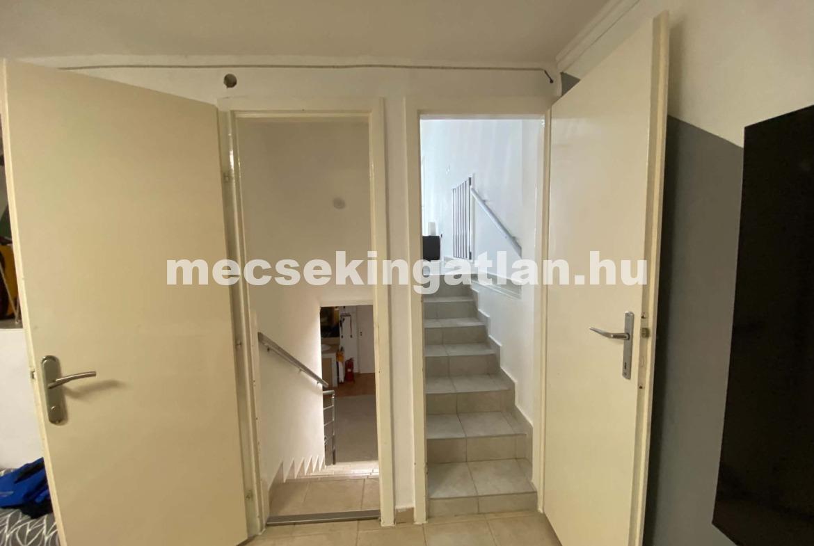 Pécsett a Jurisics Miklós utcában panorámás téglalakás tágas terasszal kiadó!