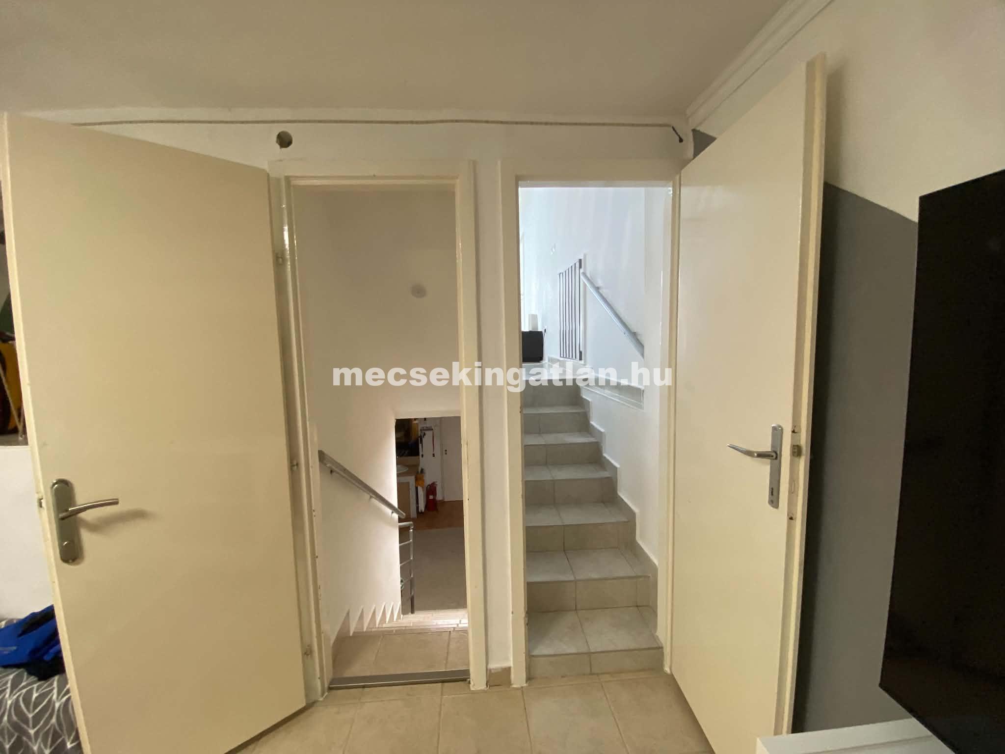 Pécsett a Jurisics Miklós utcában panorámás téglalakás tágas terasszal kiadó!