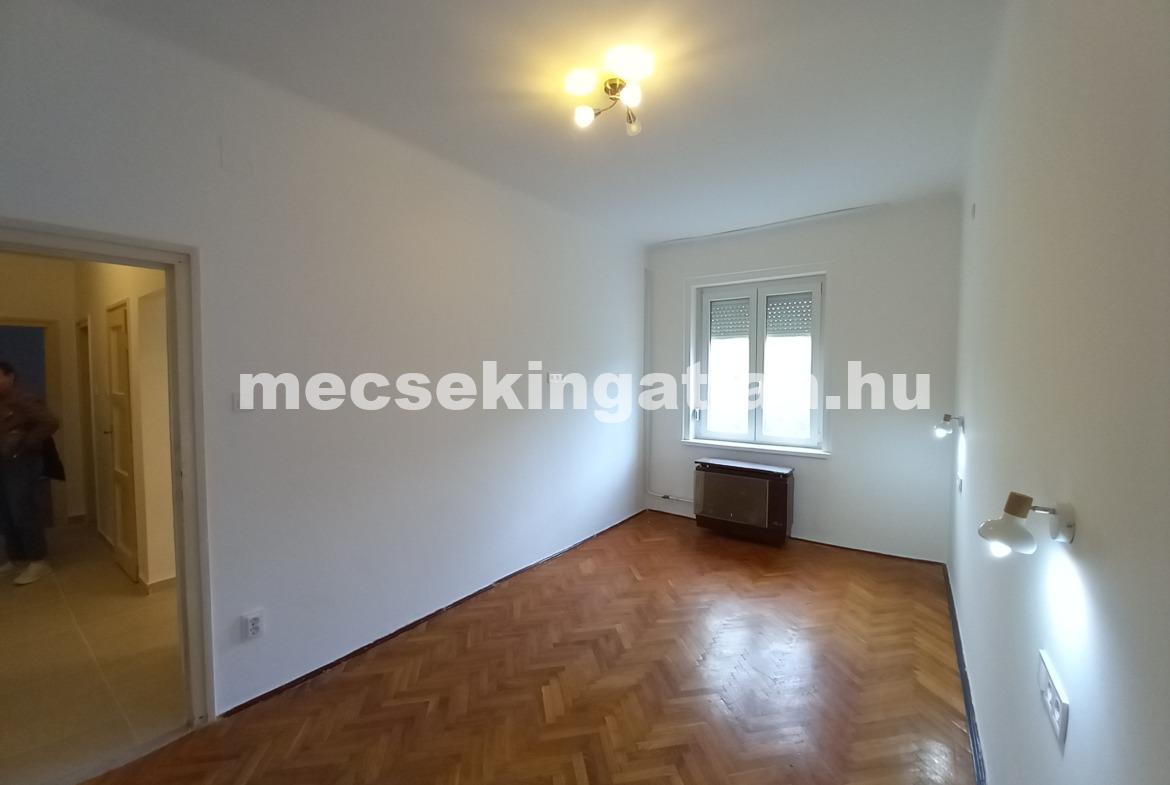 Pécsett a Feketegyémánt téren felűjított 2. emeleti bútorozatlan téglalakás kiadó!