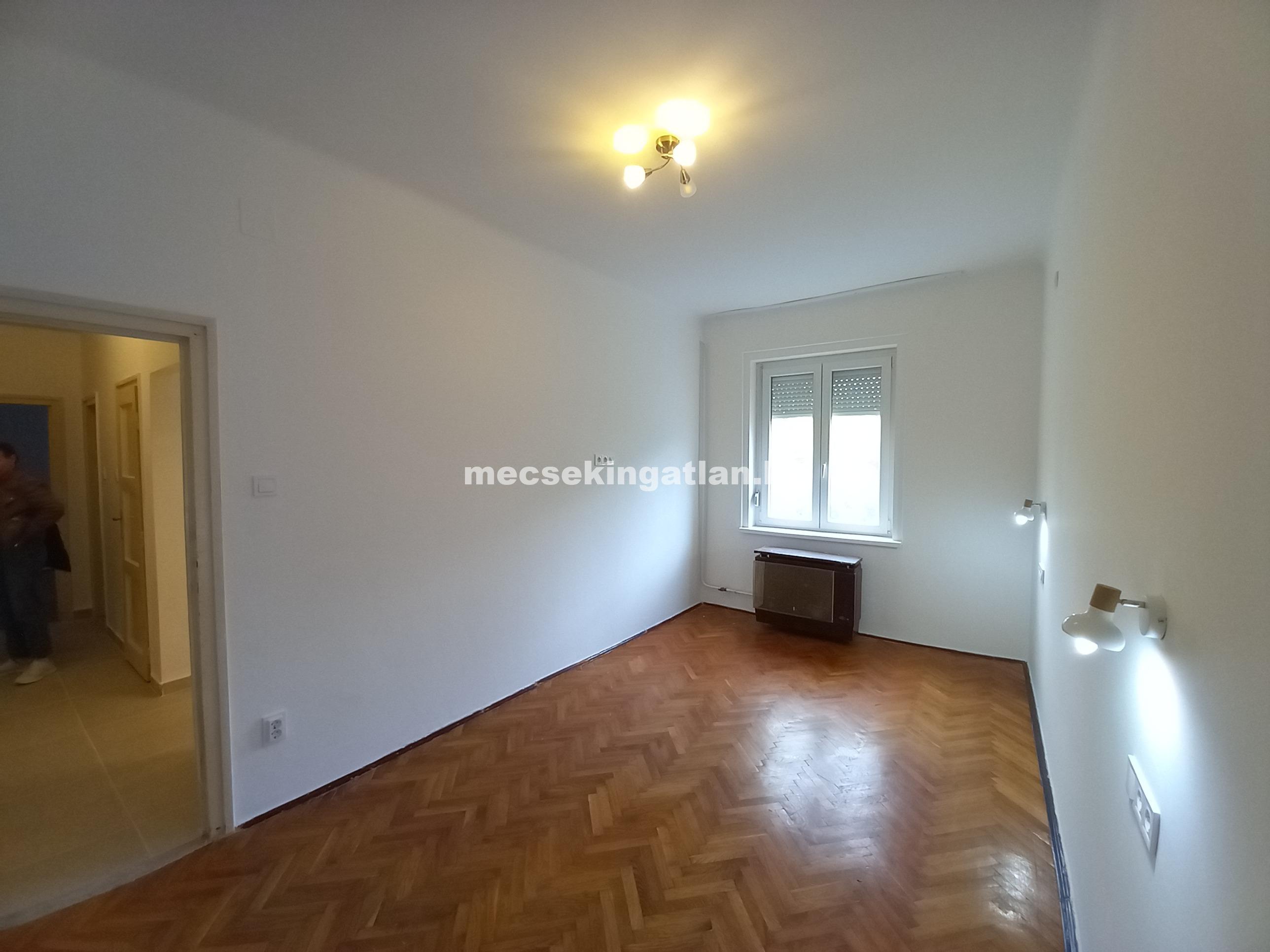 Pécsett a Feketegyémánt téren felűjított 2. emeleti bútorozatlan téglalakás kiadó!
