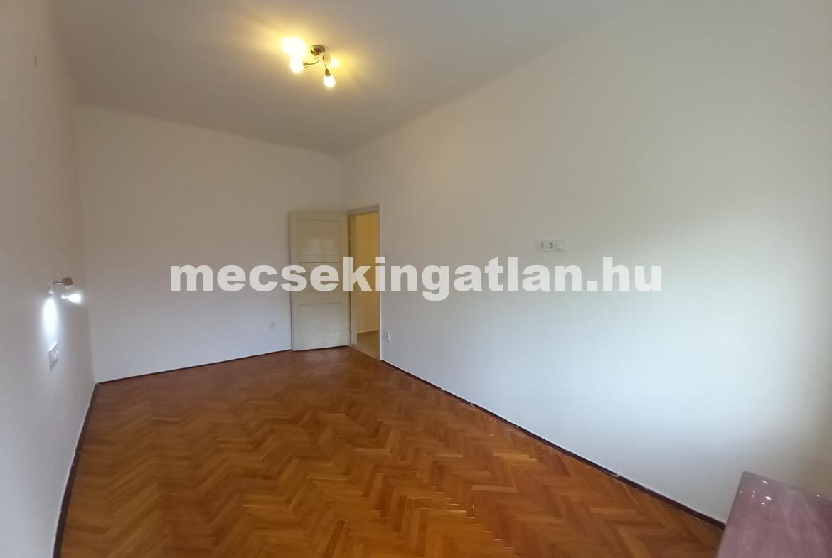Pécsett a Feketegyémánt téren felűjított 2. emeleti bútorozatlan téglalakás kiadó!