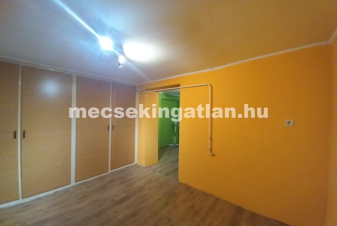 Pécsett a Szilágyi Dezső utcában téglalakás kertkapcsolattal kiadó!