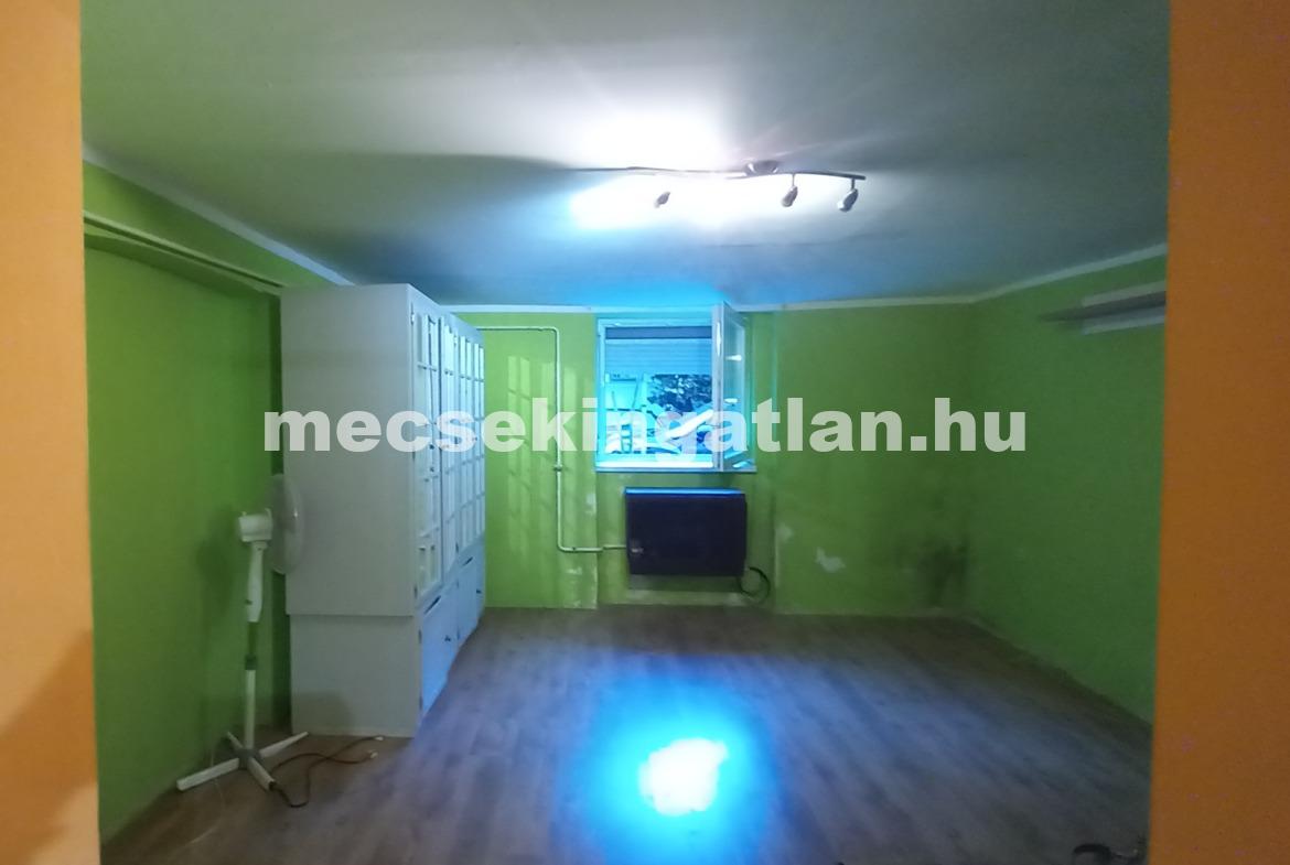 Pécsett a Szilágyi Dezső utcában téglalakás kertkapcsolattal kiadó!