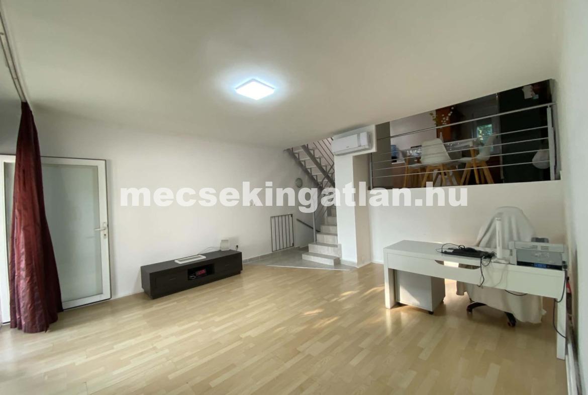 Pécsett a Jurisics Miklós utcában panorámás téglalakás tágas terasszal kiadó!