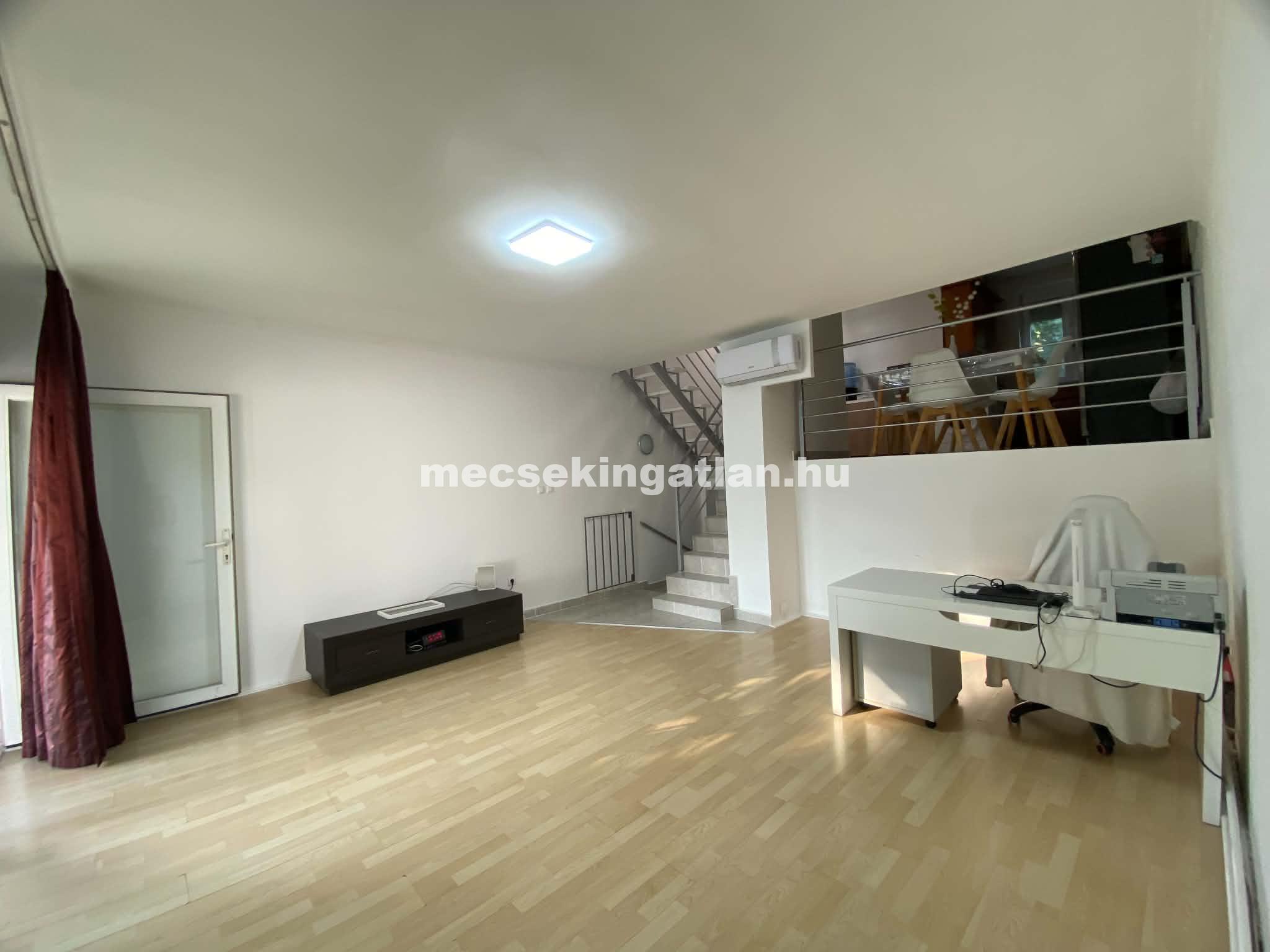 Pécsett a Jurisics Miklós utcában panorámás téglalakás tágas terasszal kiadó!