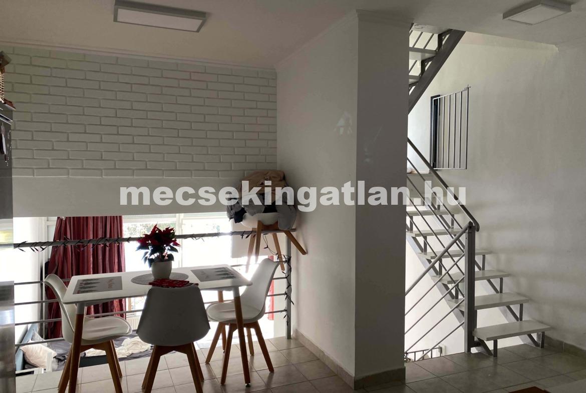 Pécsett a Jurisics Miklós utcában panorámás téglalakás tágas terasszal kiadó!