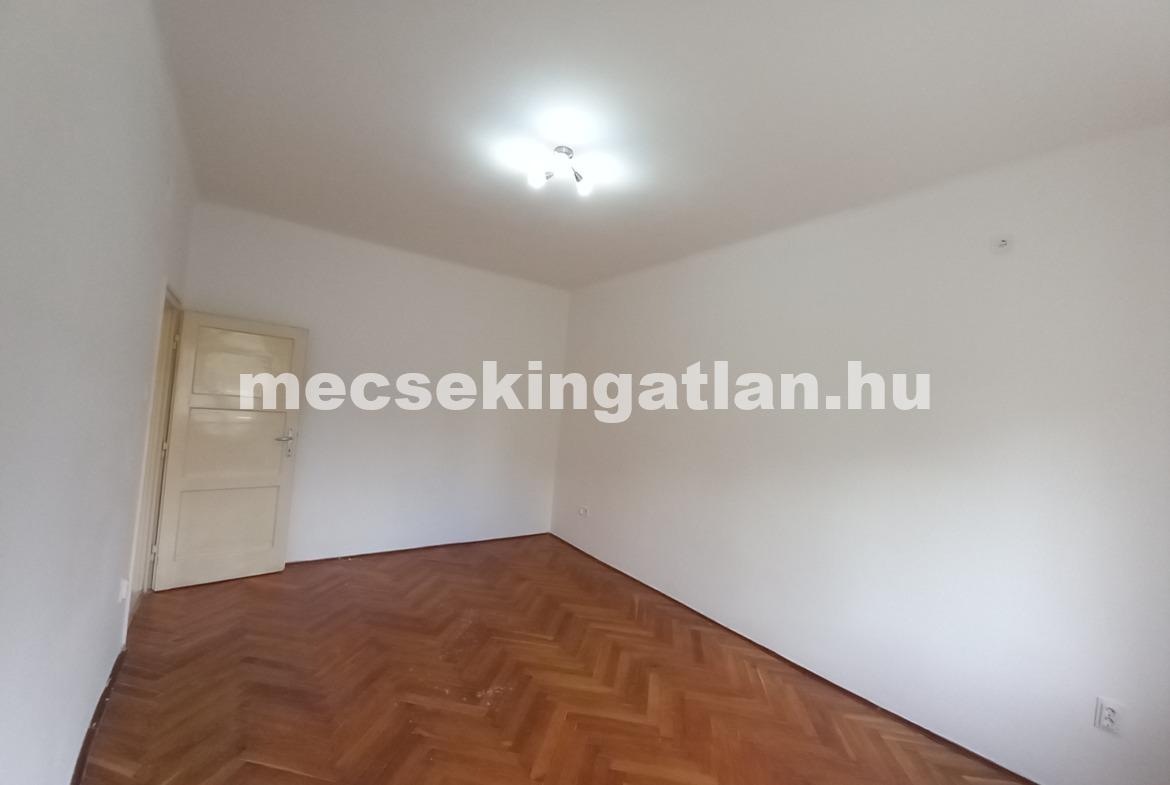 Pécsett a Feketegyémánt téren felűjított 2. emeleti bútorozatlan téglalakás kiadó!