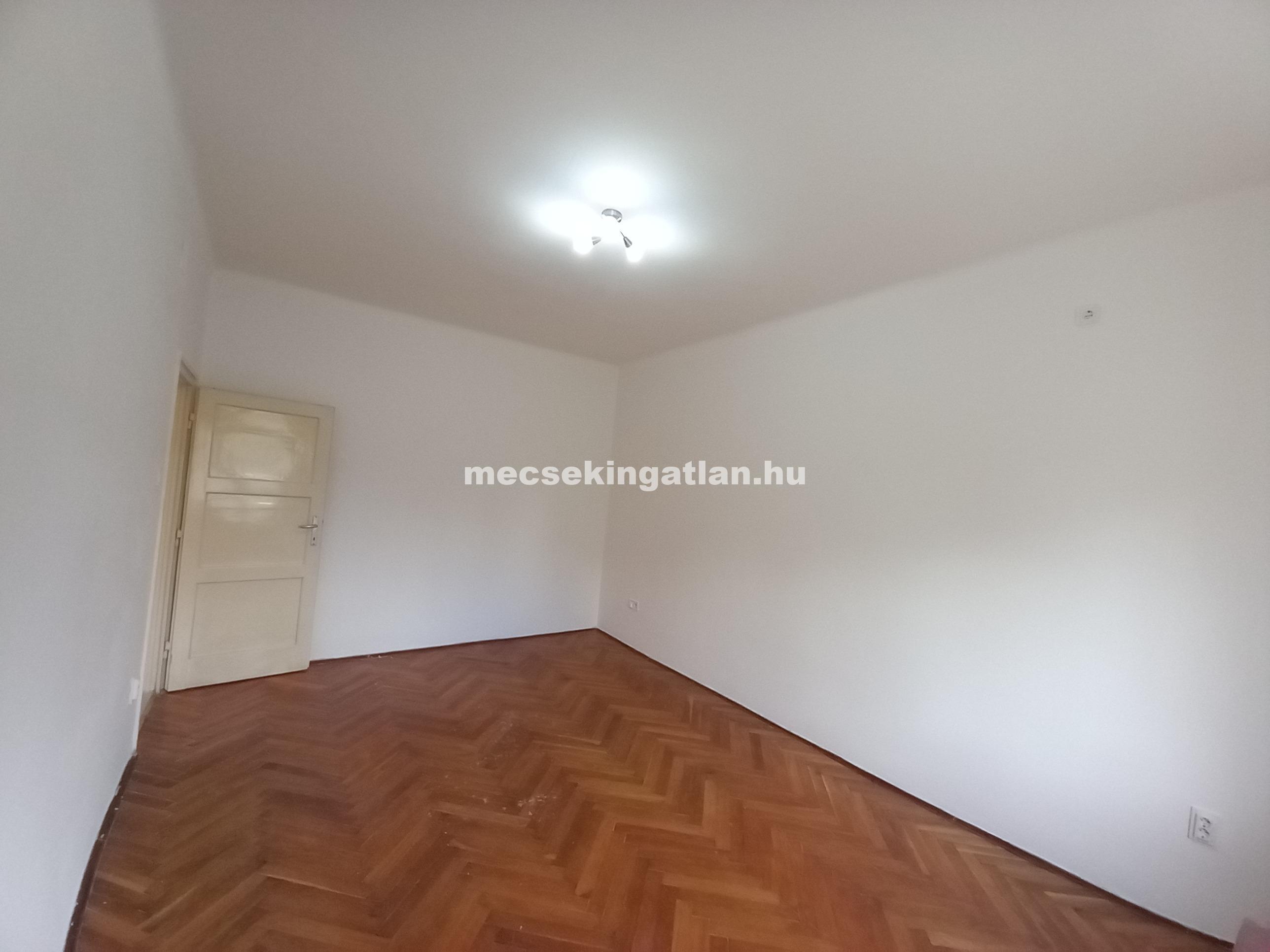 Pécsett a Feketegyémánt téren felűjított 2. emeleti bútorozatlan téglalakás kiadó!