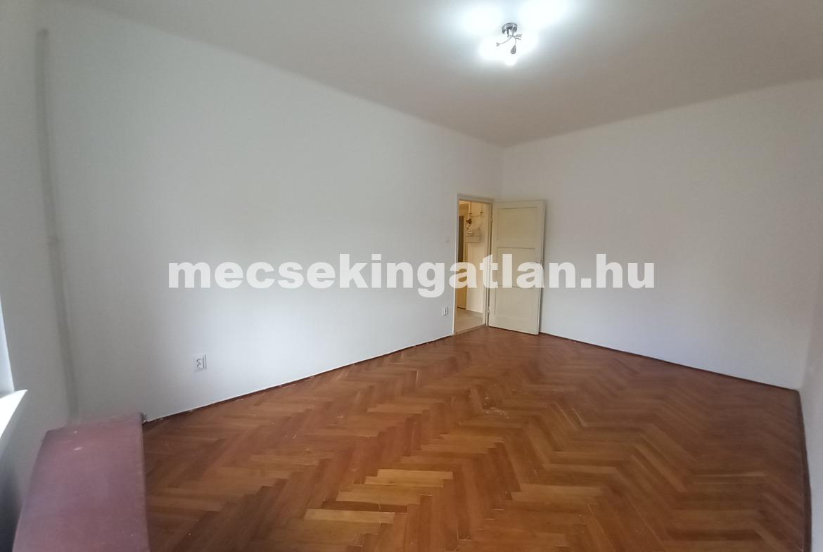 Pécsett a Feketegyémánt téren felűjított 2. emeleti bútorozatlan téglalakás kiadó!
