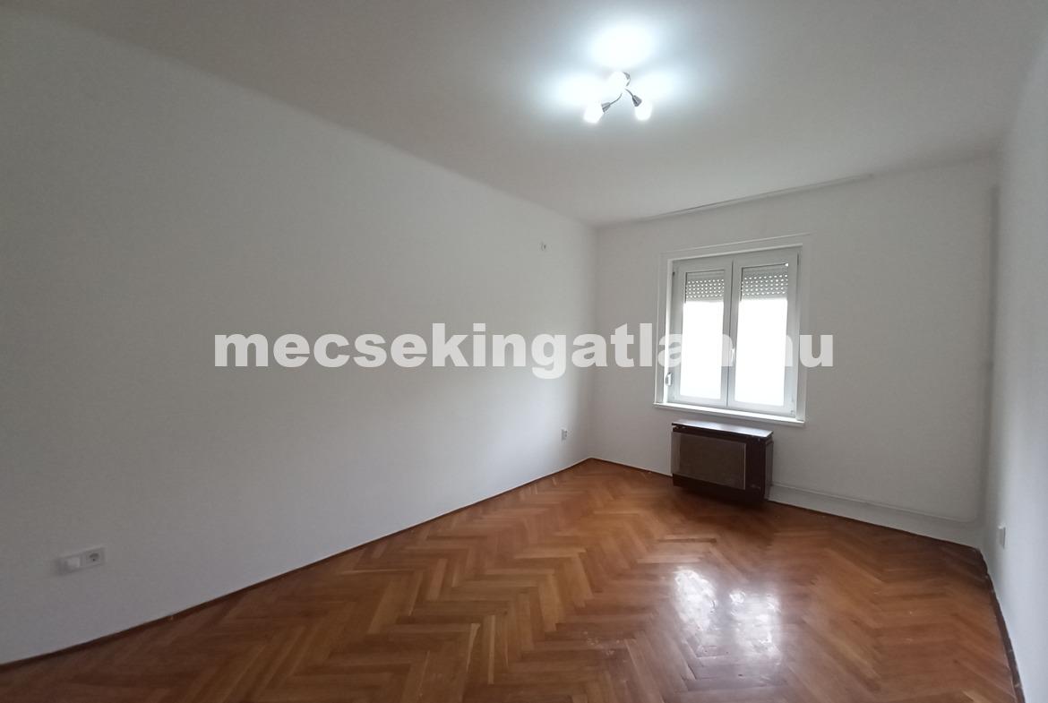 Pécsett a Feketegyémánt téren felűjított 2. emeleti bútorozatlan téglalakás kiadó!