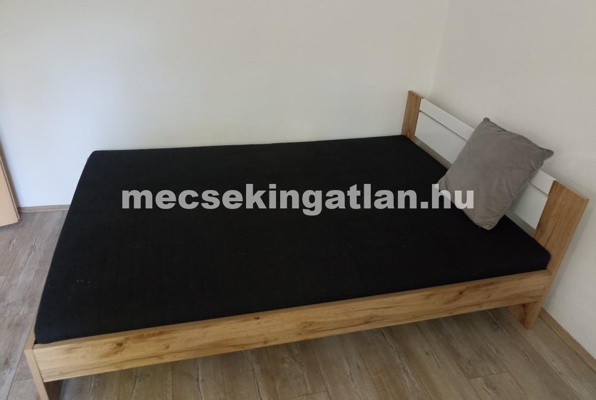 Pécsett a Kodály Zoltán utcában első emeleti lakás erkéllyel kiadó!