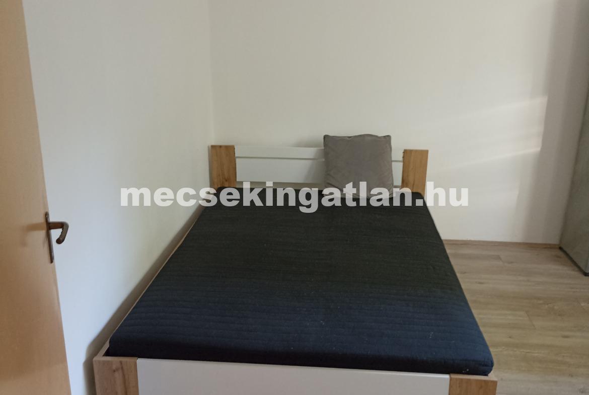 Pécsett a Kodály Zoltán utcában első emeleti lakás erkéllyel kiadó!