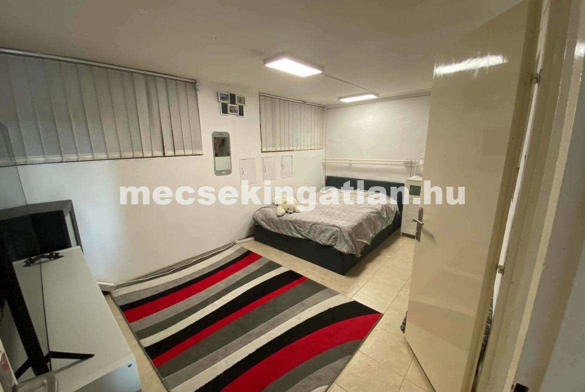Pécsett a Jurisics Miklós utcában panorámás téglalakás tágas terasszal kiadó!