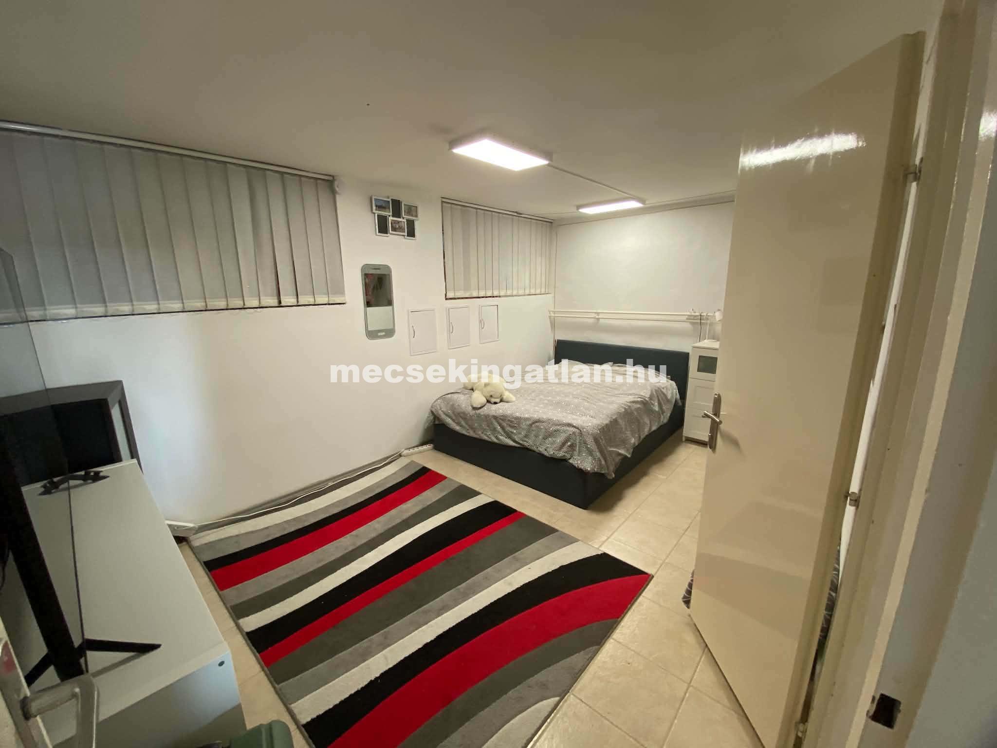 Pécsett a Jurisics Miklós utcában panorámás téglalakás tágas terasszal kiadó!