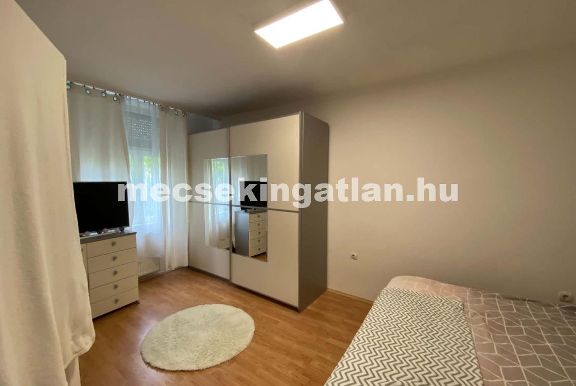 Pécsett a Jurisics Miklós utcában panorámás téglalakás tágas terasszal kiadó!