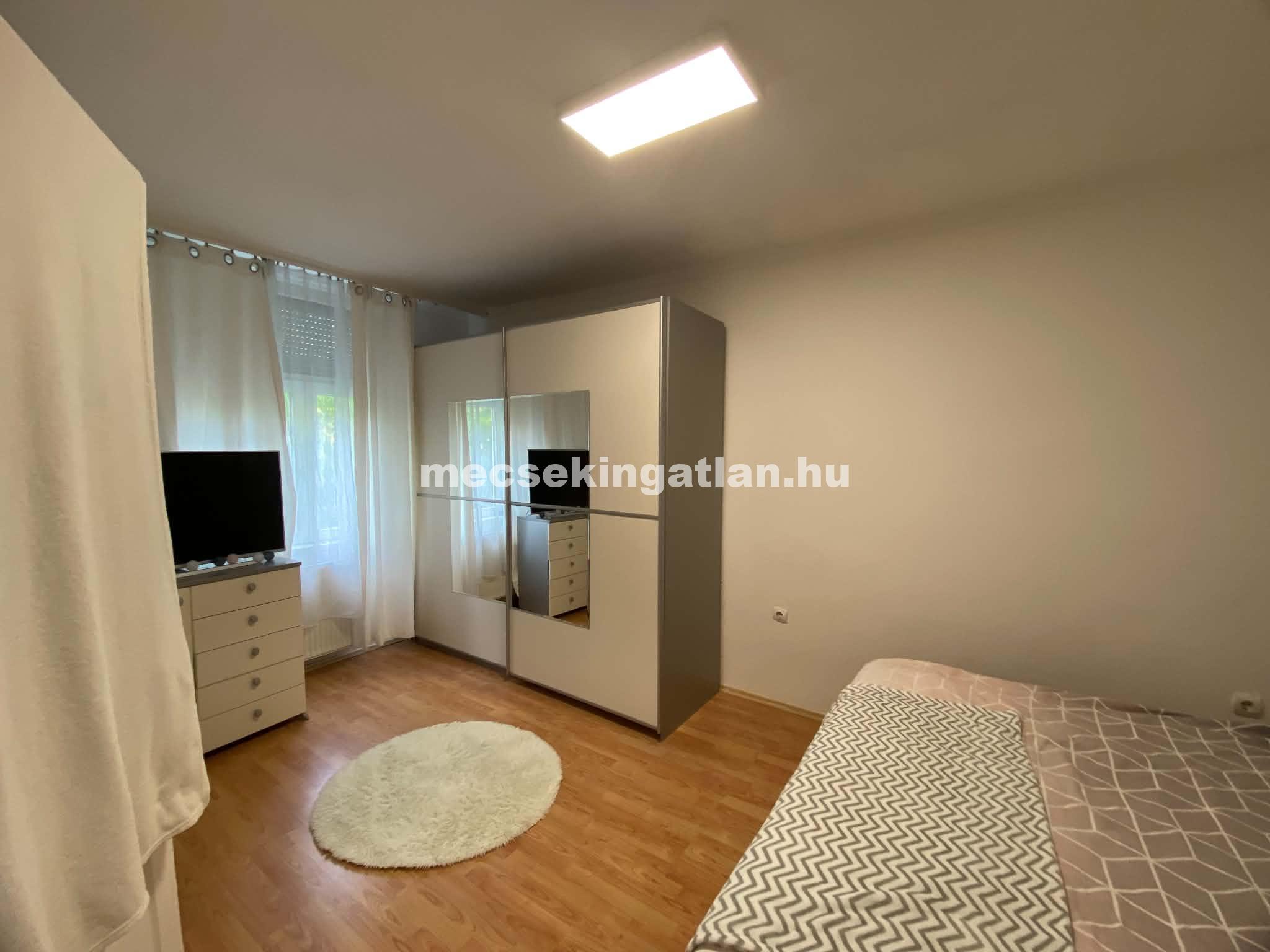 Pécsett a Jurisics Miklós utcában panorámás téglalakás tágas terasszal kiadó!