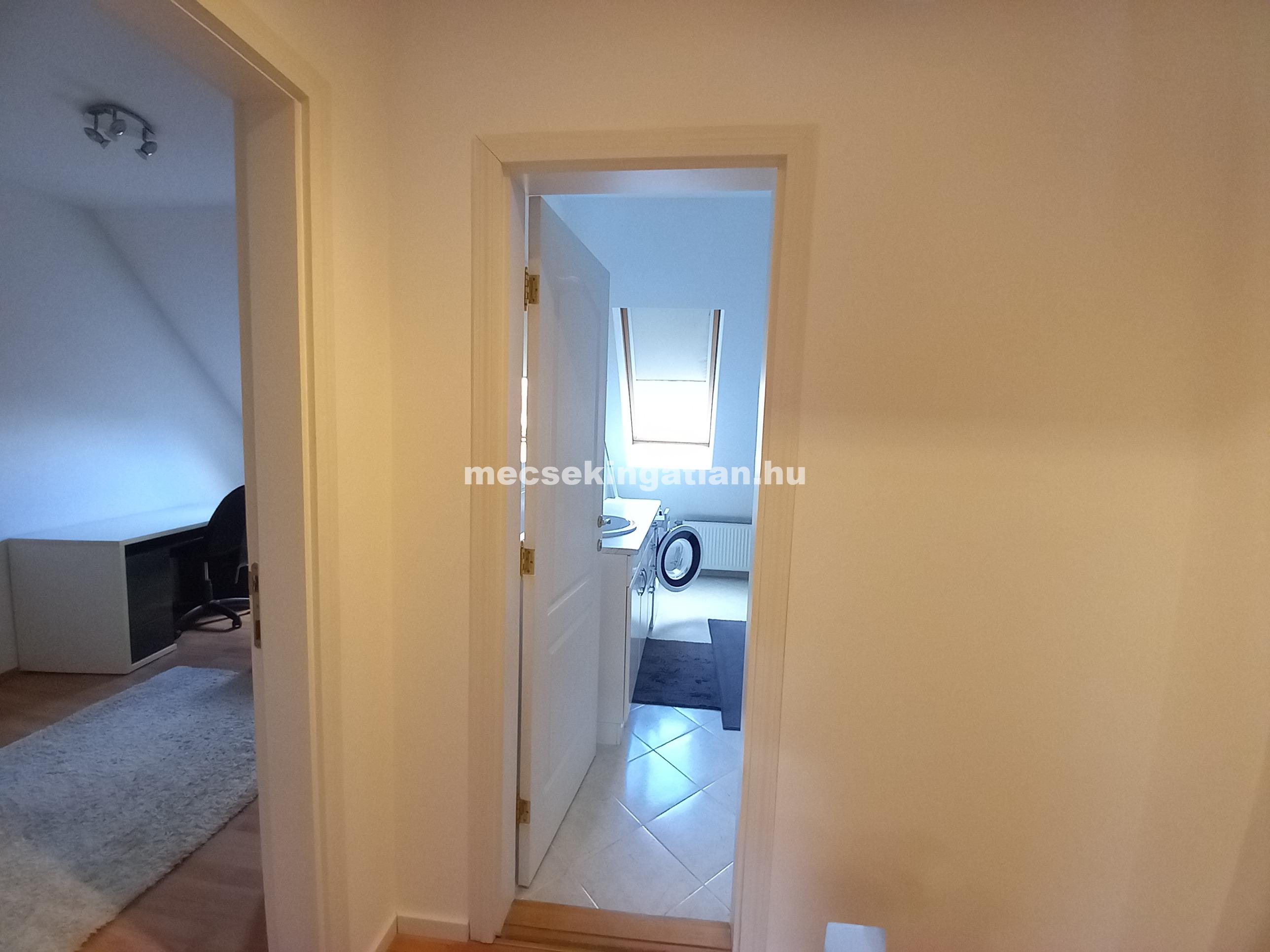 Pécs belvárosában a Zsinkó István utcában igényes második emeleti téglalakás kiadó!