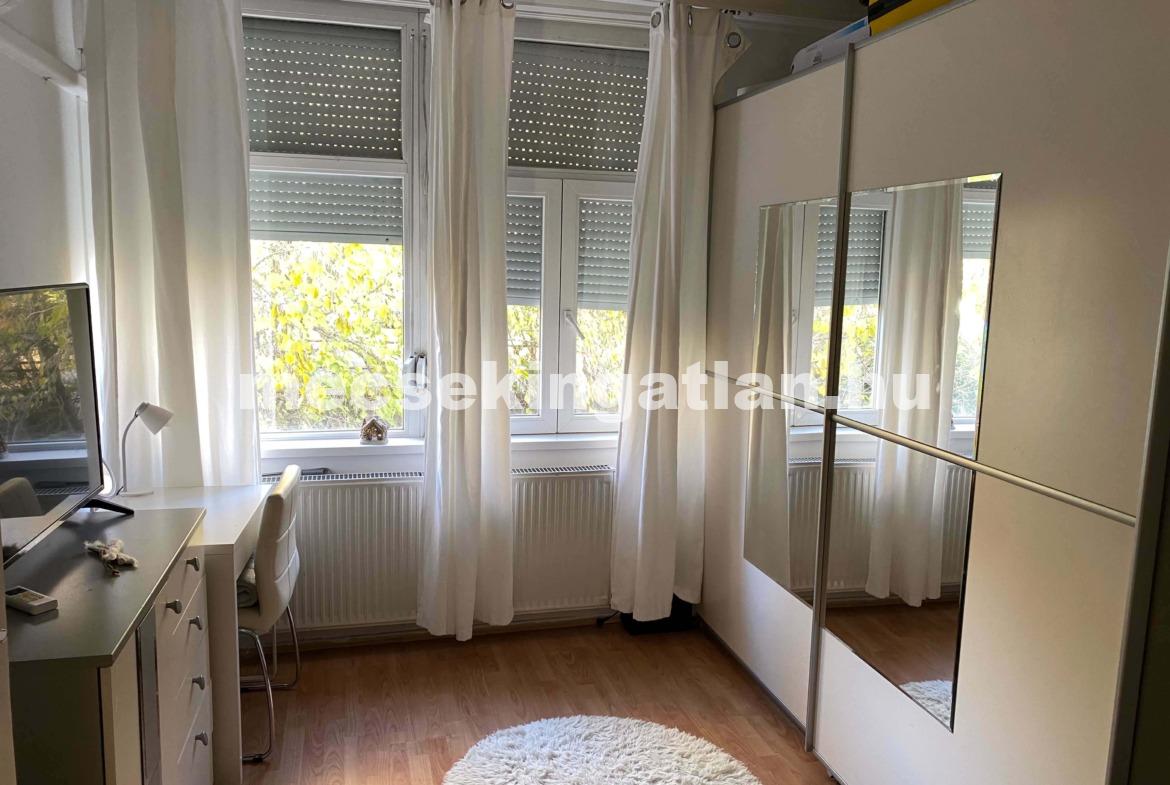 Pécsett a Jurisics Miklós utcában panorámás téglalakás tágas terasszal kiadó!